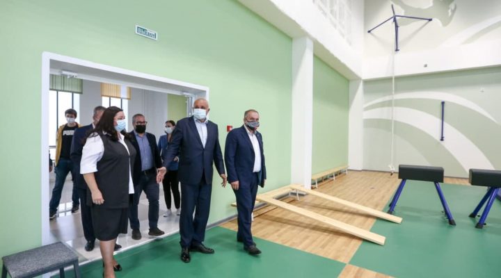 Сергей Цивилев проверил готовность к учебному году новой школы с бассейном в Тайге