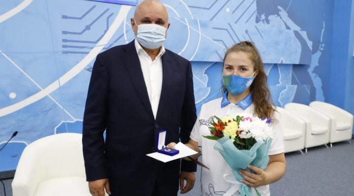 Сергей Цивилев наградил активистов волонтерского движения Кузбасса