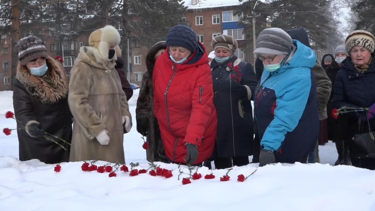 Сергей Цивилев вместе с ветеранами возложил цветы к памятнику «Жителям блокадного Ленинграда»