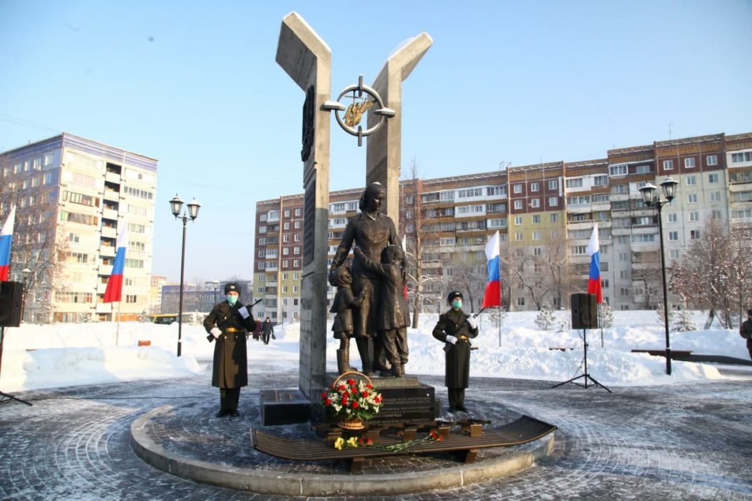 Сергей Цивилев вместе с ветеранами возложил цветы к памятнику «Жителям блокадного Ленинграда»