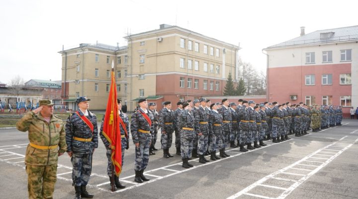Церемонии поднятия флага прошли в 179 образовательных учреждениях Кузбасса