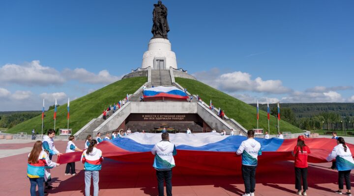 Кузбасс празднует День Государственного флага России