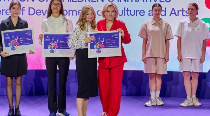 Сергей Цивилев поздравил школьницу из Кузбасса с победой в Международном детском культурном форуме