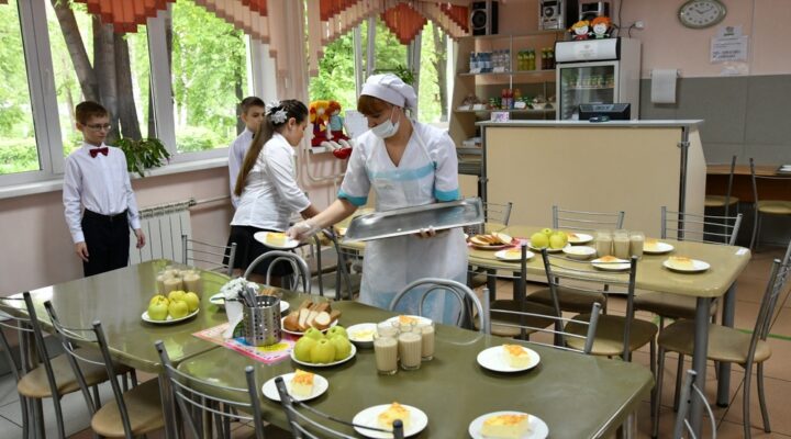Сергей Цивилев: в Кузбассе с 1 сентября все ученики начальных классов будут обеспечены бесплатным горячим питанием