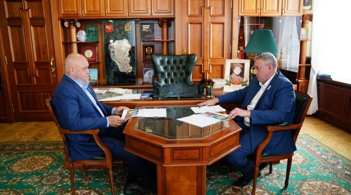 Сергей Цивилев встретился с главой Осинников и поручил ему ускорить строительство соцобъектов