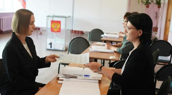 Студентка из Кузбасса отдала свой голос на выборах Студентка из Кузбасса отдала свой голос на выборах