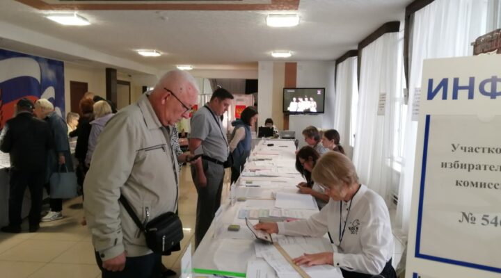 В Кузбассе поздравили первых голосовавших на избирательных участках В Кузбассе поздравили первых голосовавших на избирательных участках