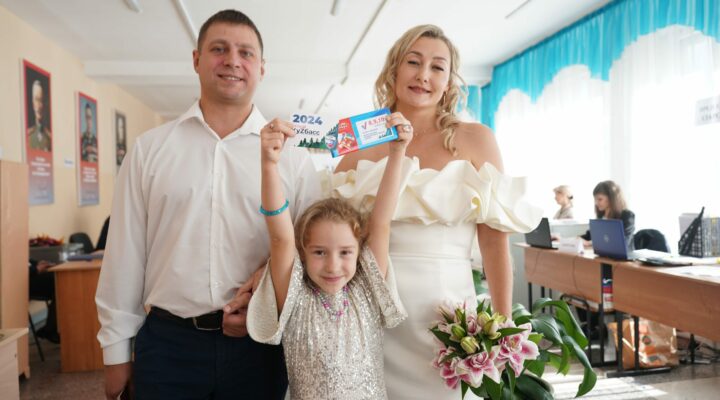 Пара из Кемерова после ЗАГСа сразу отправилась на выборы Пара из Кемерова после ЗАГСа сразу отправилась на выборы