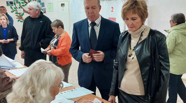 Глава Тайгинского округа с женой проголосовали на выборах