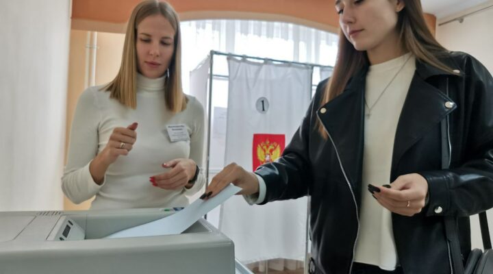 Жительница Кемерова смогла проголосовать с помощью "мобильного избирателя"