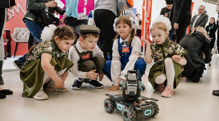 Сегодня в кузбасских школах прошли первые уроки профориентации по курсу «Россия – мои горизонты»