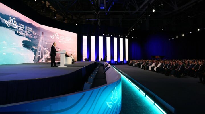 Президент России выступил на пленарной сессии Восточного экономического форума