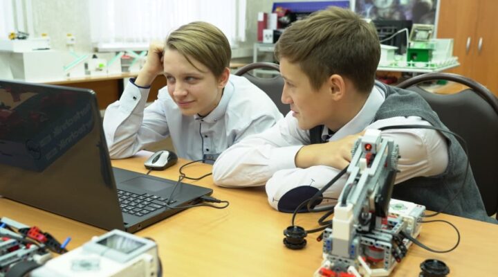 Жители Кузбасса начали записывать детей в кружки или секции через страницы учебных заведений во ВКонтакте