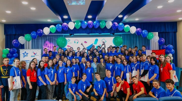 Сергей Цивилев поздравил победительницу конкурса «Ученик года» в Кузбассе