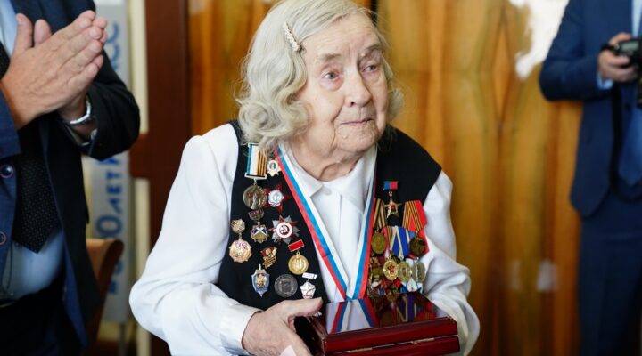 Сергей Цивилев поздравил со 100-летием ветерана Великой Отечественной войны Анну Котенко