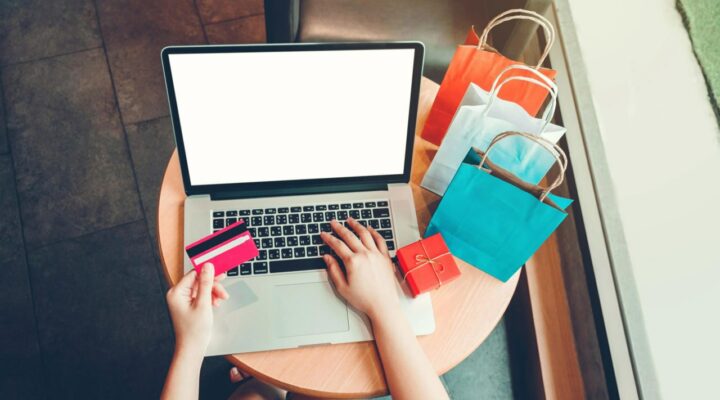 Россияне выбирают в интернете одежду и обувь по сниженной цене