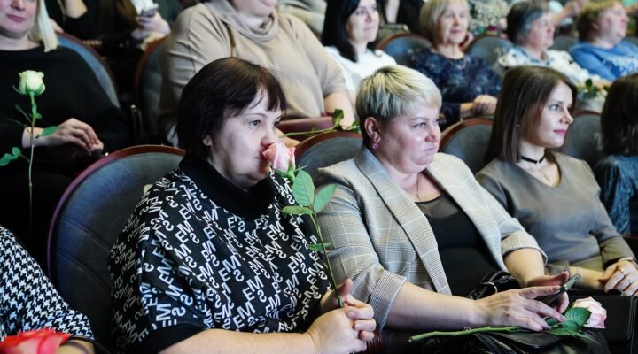 В Кузбассе женщины принимают поздравления с Днем матери