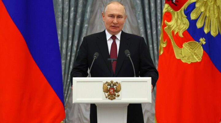 Президент России Владимир Путин наградил троих кузбассовцев