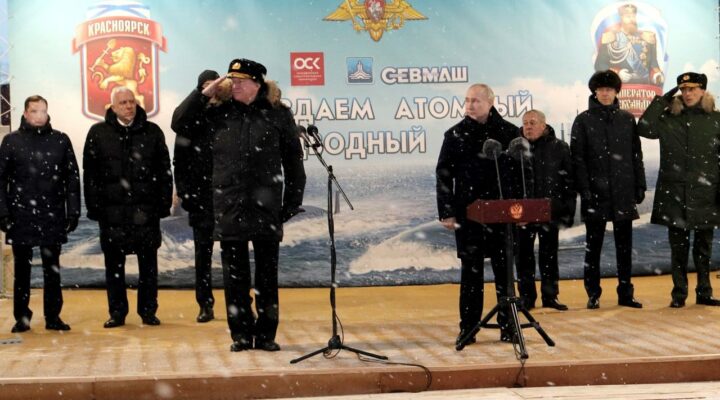 Владимир Путин принял участие в церемонии поднятия флага на атомных подводных крейсерах в Северодвинске