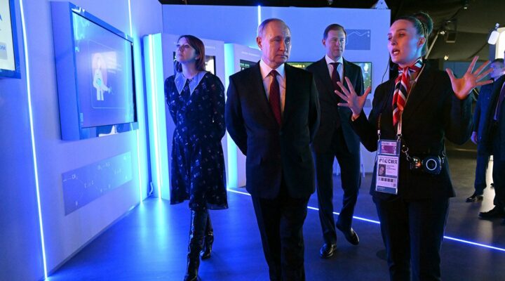 Президент РФ Владимир Путин посетил выставку «Россия» на ВДНХ