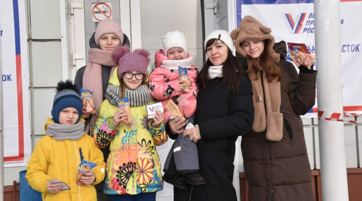 Семья из Полысаева пришла на выборы в пятью детьми