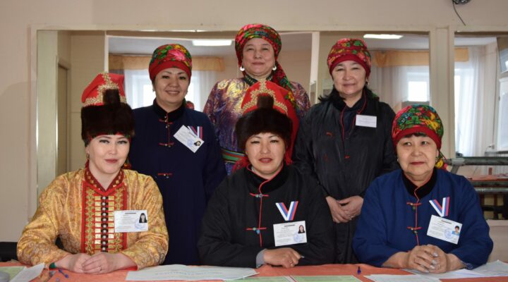 Члены избирательной комиссии в Гурьевском округе работают в национальных телеутских костюмах
