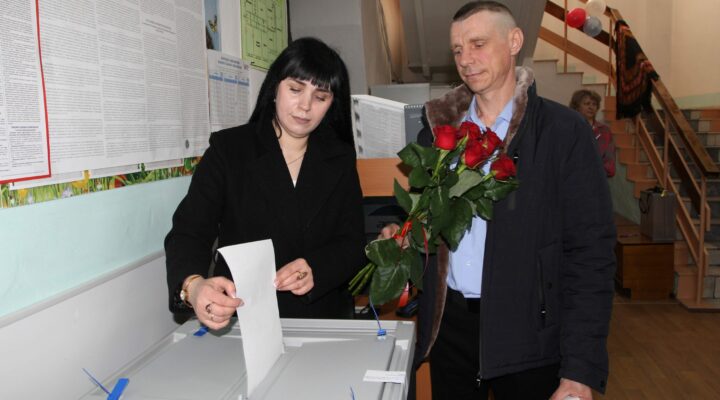В Мариинске в день выборов две пары стали молодожёнами