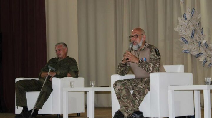 В военно-патриотическом центре «Авангард» школьники пообщались с ветеранами спецоперации
