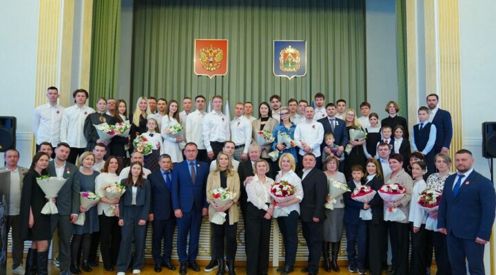 Илья Середюк вручил областные награды чемпионам России по хоккею с мячом