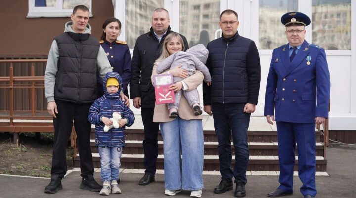Губернатор Илья Середюк вручил ключи от квартир детям-сиротам в Новокузнецке