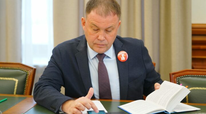 Губернатор Кузбасса Илья Середюк пообщался с бывшим несовершеннолетним узником концлагеря Александром Шураевым
