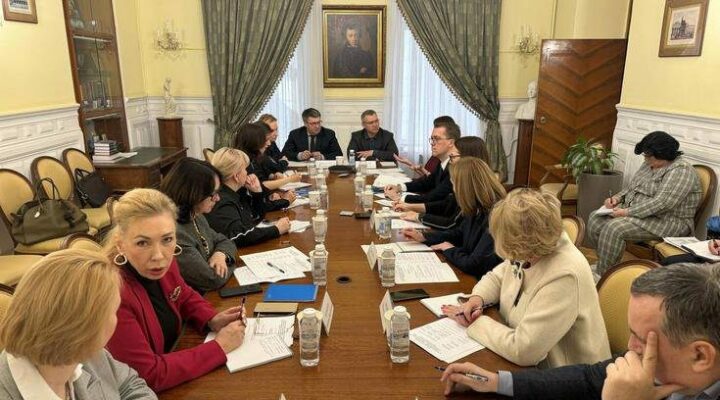 По инициативе полномочного представителя состоялось совещание по вопросу экспонирования выставки импрессионистов в музеях Сибири