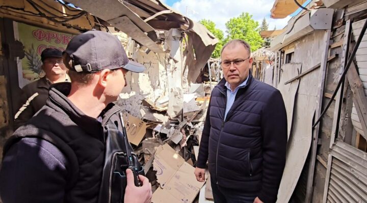 Илья Середюк навестил жителей Горловки, пострадавших в результате обстрела ВСУ