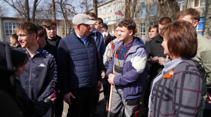 Илья Середюк вышел на всекузбасский субботник вместе со студентами коммунального техникума