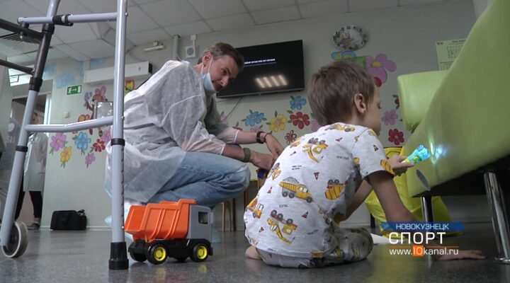 Известный теннисист приехал в родной Новокузнецк с важной миссией