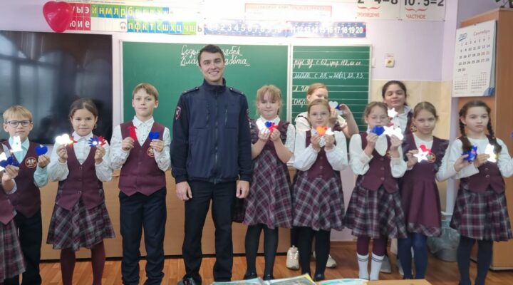 Госавтоинспекторы совместно с педагогами провели для детей мастер-класс по изготовлению световозвращателей