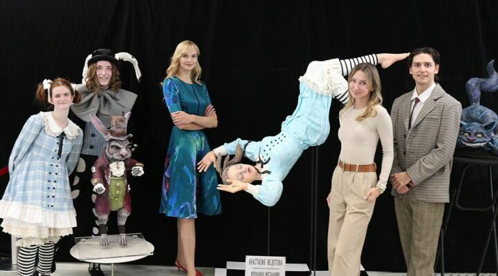 Кузбасский кондитер создала художественную композицию из шоколада «Алиса в стране чудес»