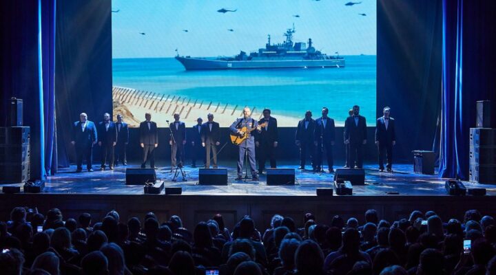 «Живи, страна»: известные российские музыканты дали патриотический концерт в Кемерове