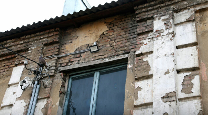 В Междуреченске взялись за ремонт дома и двора после жалоб губернатору