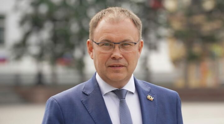 Илья Середюк поздравил педагогов Кузбасса с Днем учителя