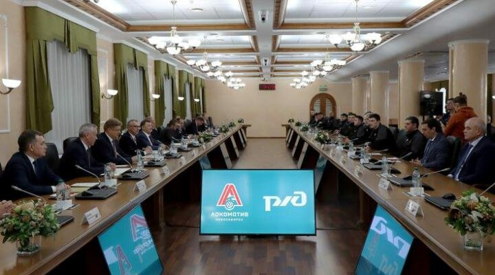 Полпред президента встретился с тренерским штабом и игроками волейбольного клуба «Локомотив»